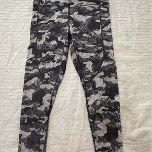 Reebok gray and white camouflage leggings with pockets